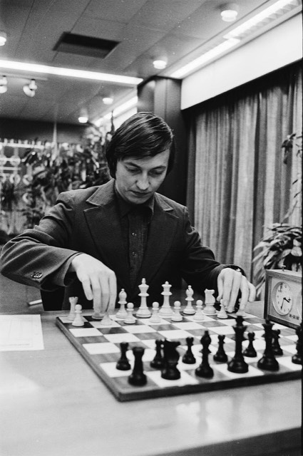 Anatoli Karpov à l'échiquier face à Smyslov en 1979