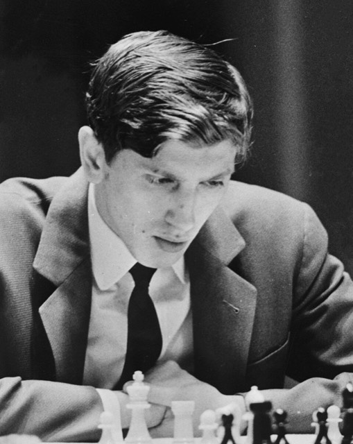 Bobby Fischer devant un échiquier en 1971