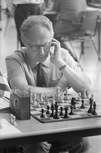 Mikhaïl Botvinnik à l'échiquier au tournoi IBM d'Amsterdam en 1966