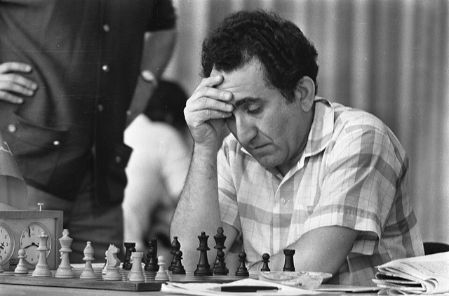 Tigran Petrossian à l'échiquier au tournoi IBM d'Amsterdam en 1973